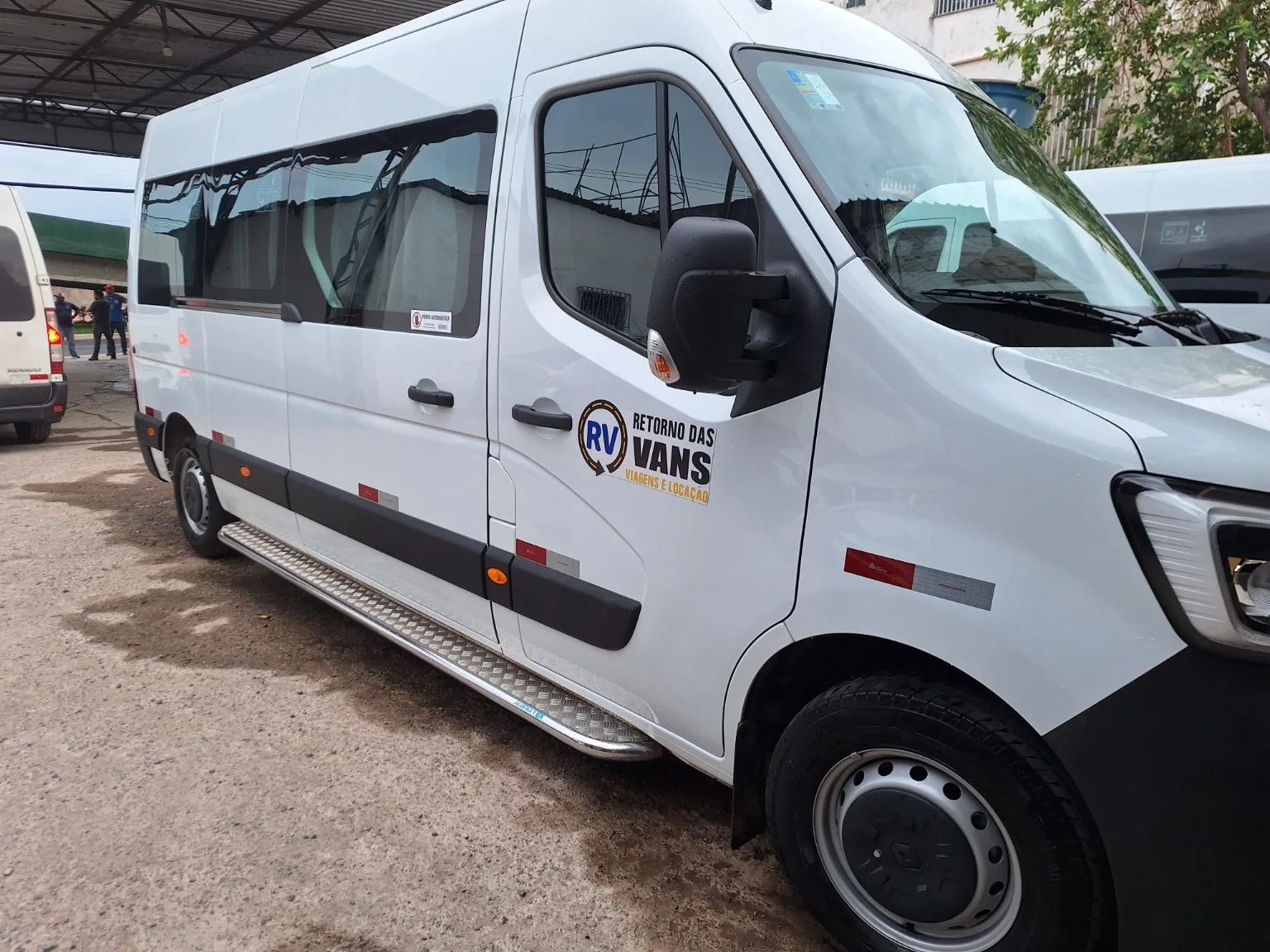 Van identificada com logomarca