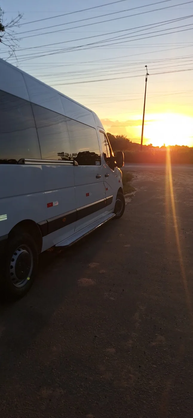 Van em viagem ao entardecer